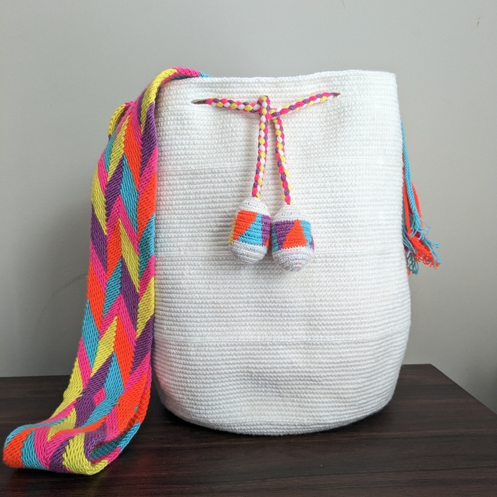 Authentic Wayuu bag/ Mochila Wayuu/ cream color/ neon strap/ Size M